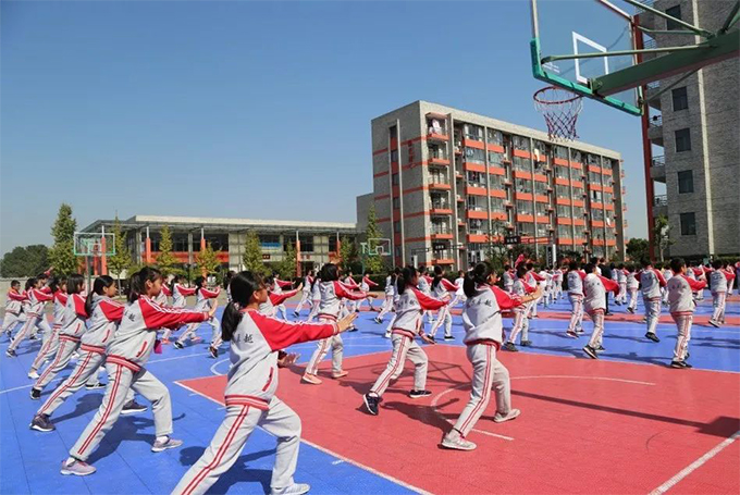 平湖教育界领导及专家观摩学生课间操