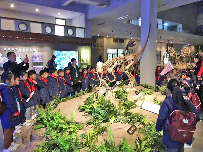 孩子们参观自贡恐龙博物馆