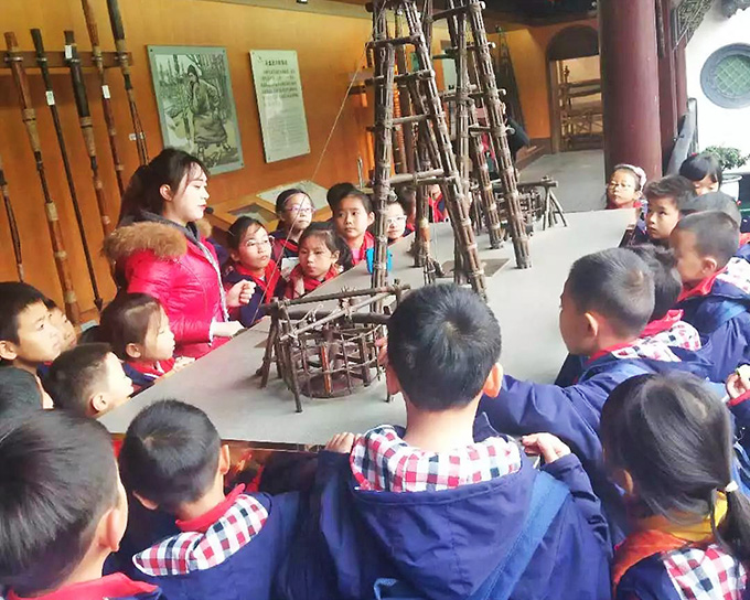 孩子们参观自贡盐业历史博物馆